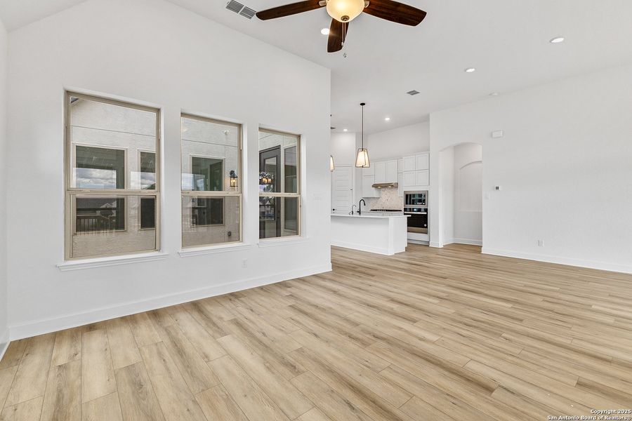 Spacious, unfurnished interior of a new home in Ventana, Bulverde (Image 19).
