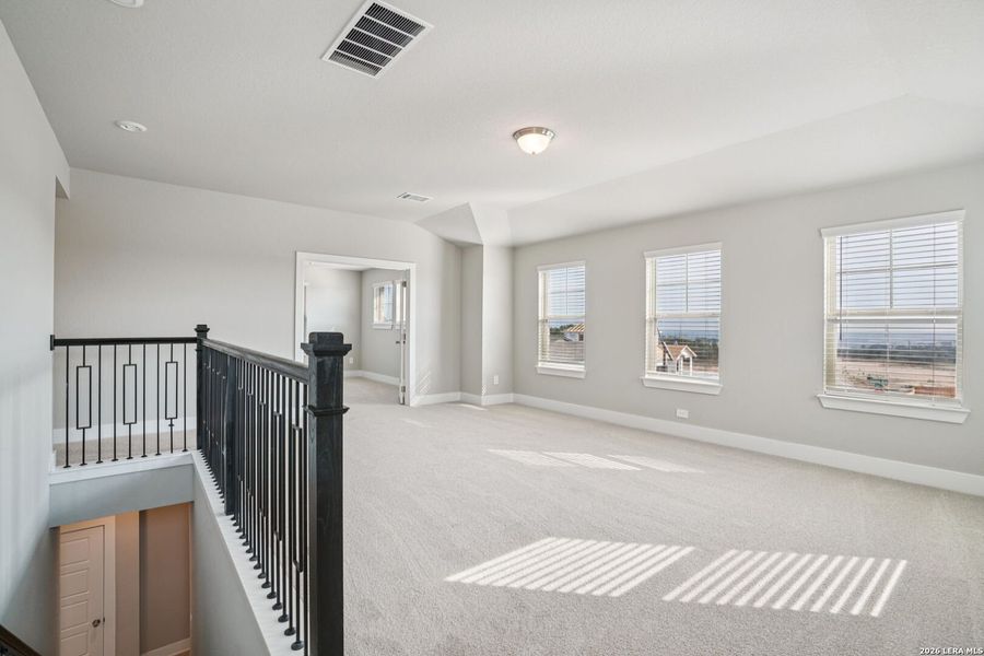 Spacious, unfurnished interior of a new home in Lark Canyon, New Braunfels (Image 25).