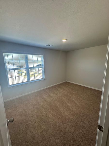 Spacious, unfurnished interior of a new home in Sweetwater Ridge, Conroe (Image 9).