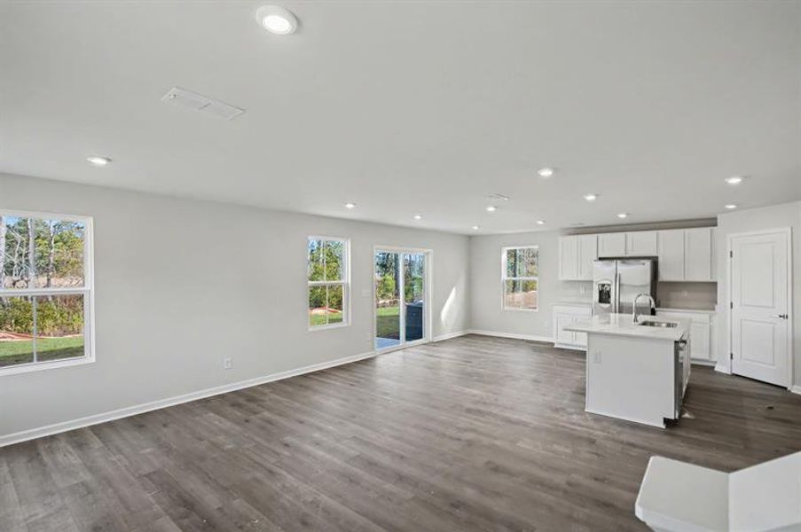Spacious, unfurnished interior of a new home in Sterling Oaks, Ash (Image 11).