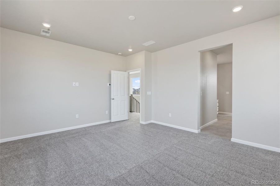 Spacious, unfurnished interior of a new home in , Aurora (Image 16).