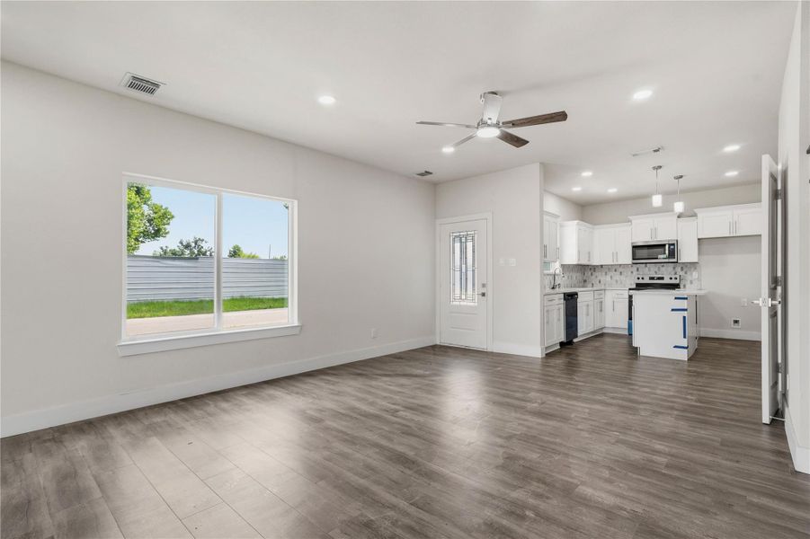 Spacious, unfurnished interior of a new home in , Houston (Image 32).