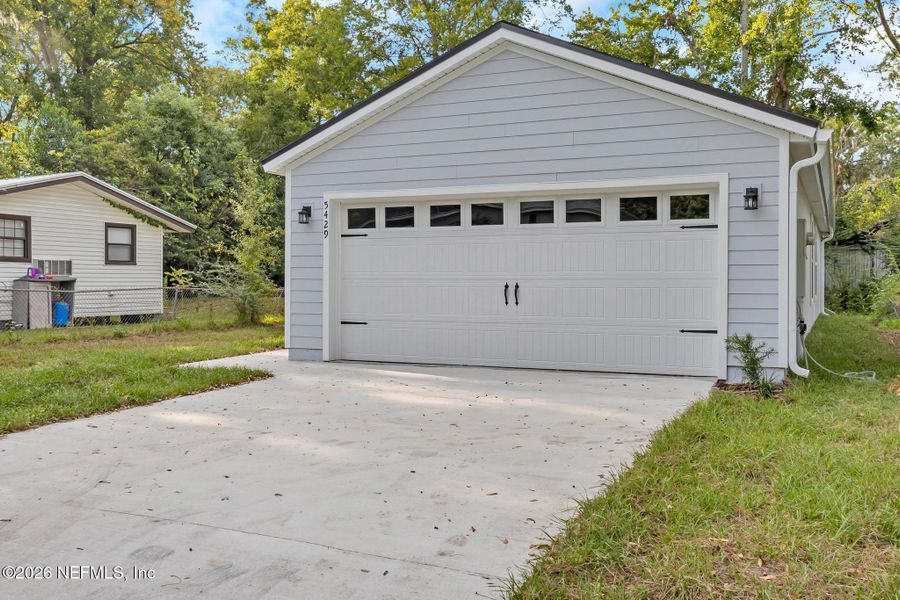 Exterior details and patio area of a home in , Jacksonville (Image 3).