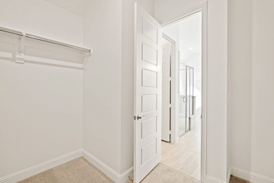 Spacious, unfurnished interior of a new home in Myrtle Creek, Waxahachie (Image 40).