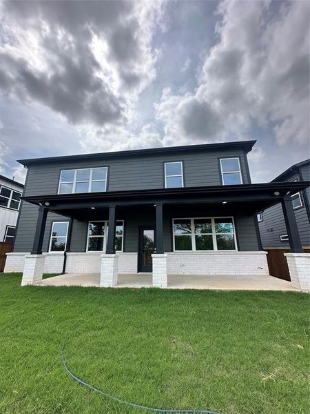 Exterior details and patio area of a home in , Dallas (Image 4).