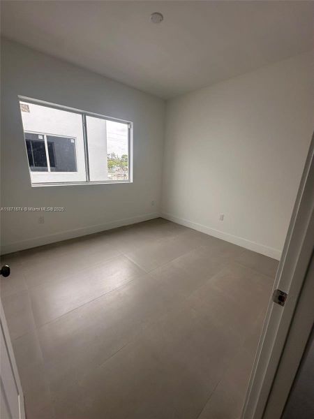 Spacious, unfurnished interior of a new home in , Fort Lauderdale (Image 9).