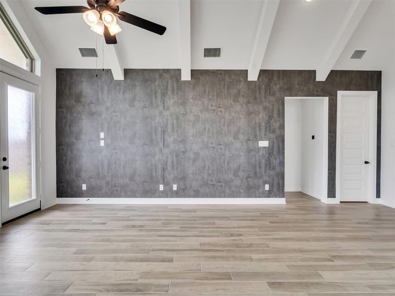 Spacious, unfurnished interior of a new home in Cross Creek West, Fulshear (Image 37).