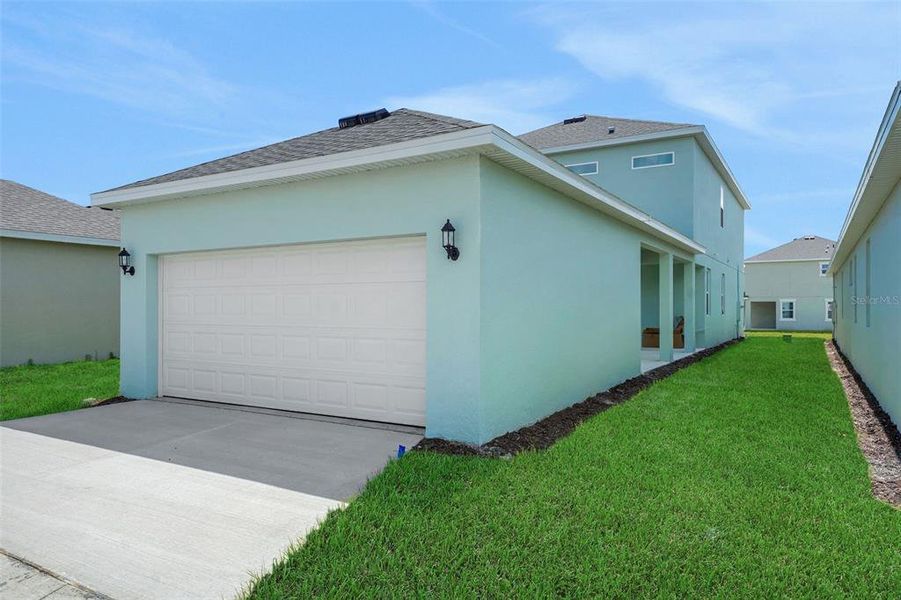 Exterior details and patio area of a home in Crossroads at Kelly Park, Apopka (Image 26).