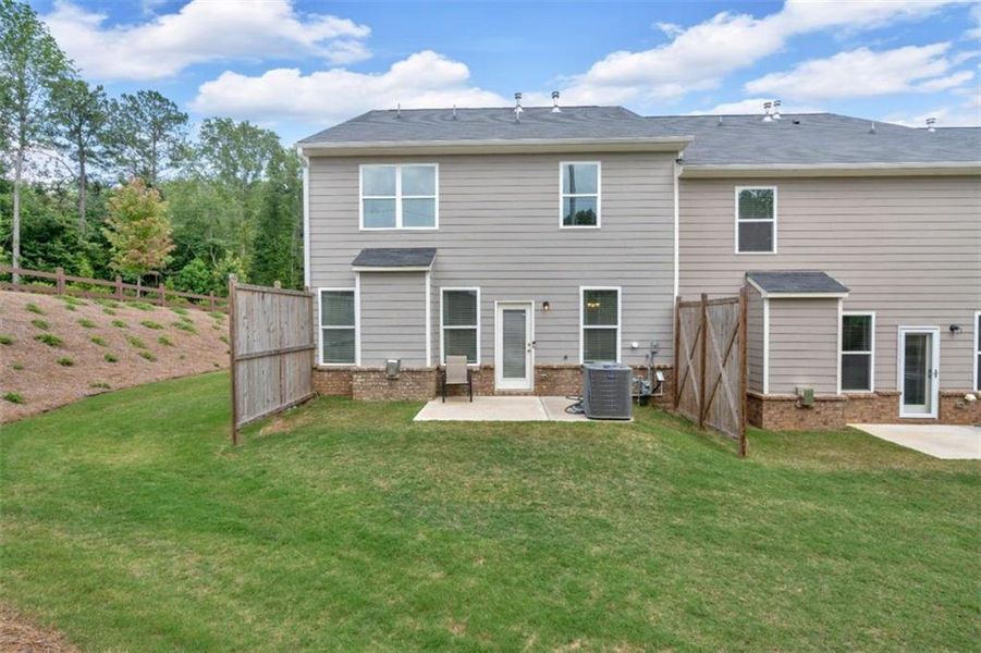 Exterior details and patio area of a home in Park Center Pointe, Austell (Image 27).