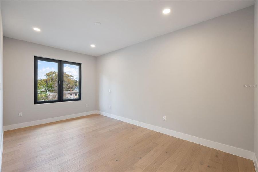 Spacious, unfurnished interior of a new home in College Park, Orlando (Image 24).