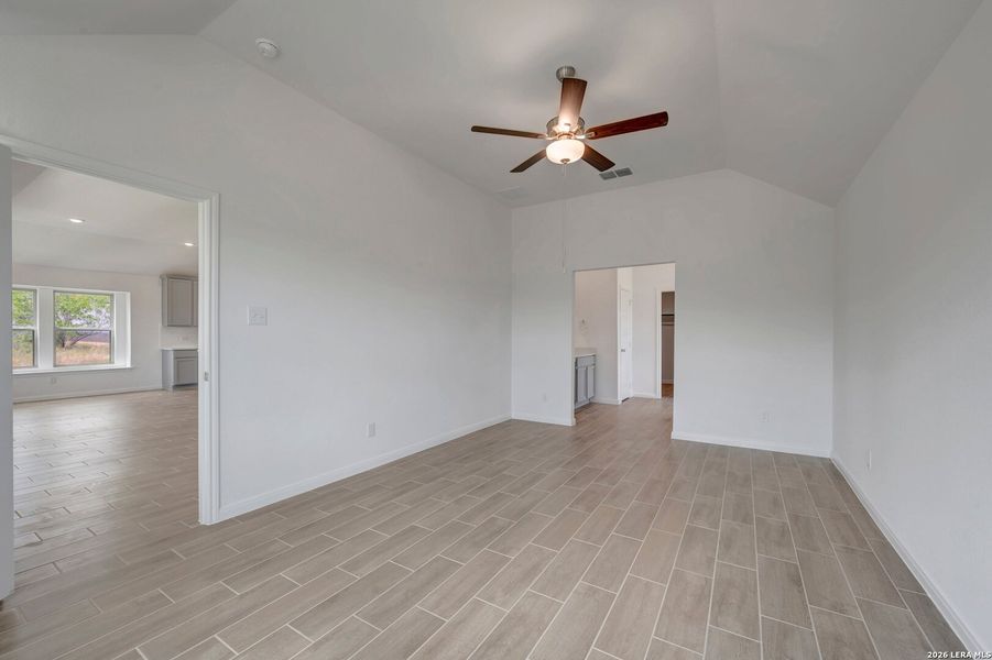 Spacious, unfurnished interior of a new home in Chaparral Ranch, Floresville (Image 17).