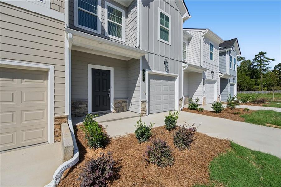 Exterior details and patio area of a home in Village Green, Adairsville (Image 4).