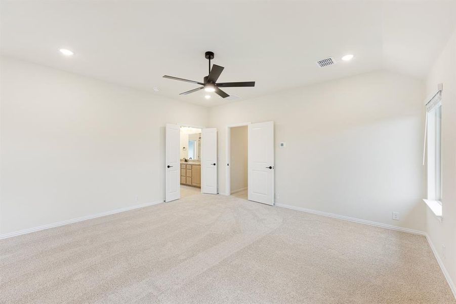 Spacious, unfurnished interior of a new home in Star Ranch, Godley (Image 29).