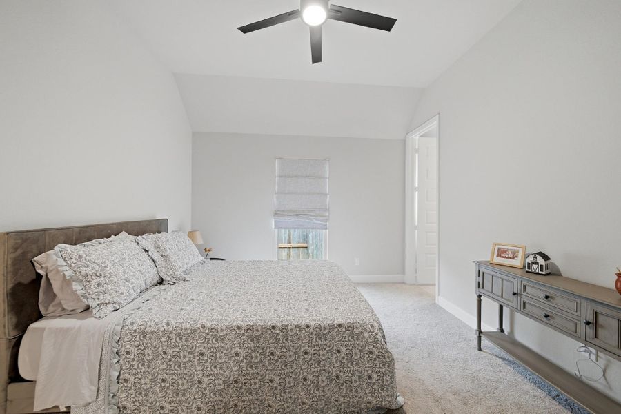 Bedroom w Ceiling Fan