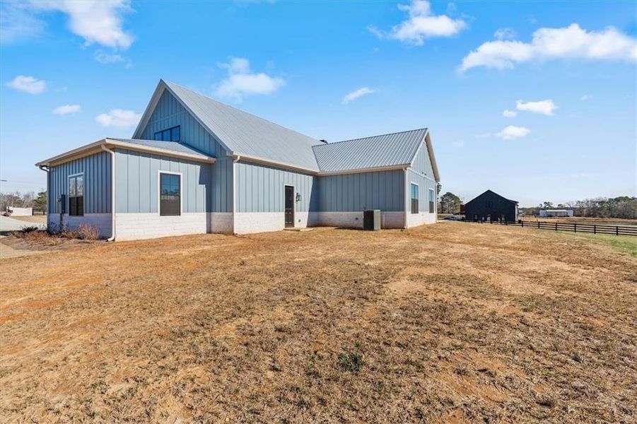 Exterior details and patio area of a home in , Bremen (Image 25).
