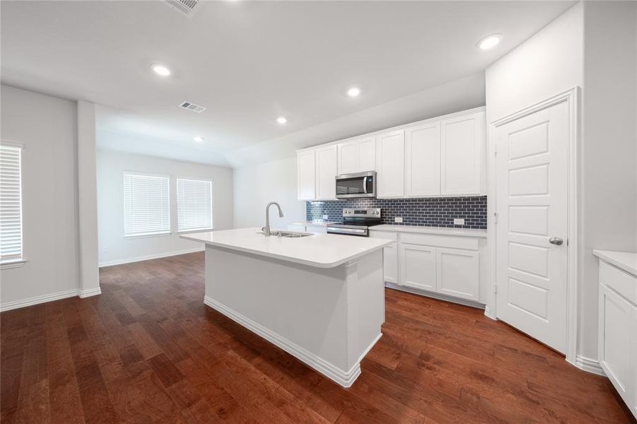 Furnished interior view inside a new home in Churchill: Meadows 50', Anna (Image 6). Furnished interior view inside a new home in Churchill: Meadows 50', Anna (Image 6).