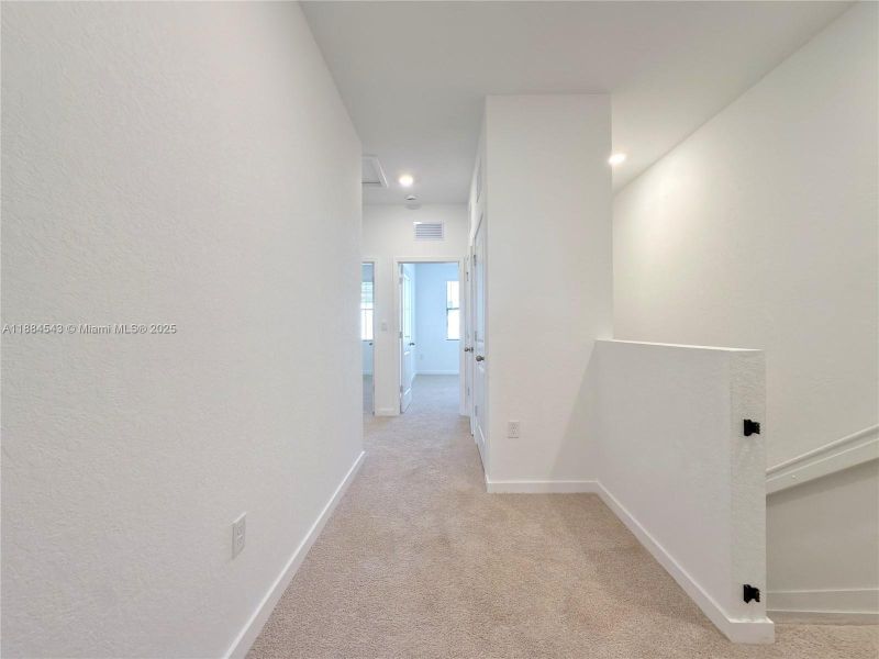 Spacious, unfurnished interior of a new home in , Pompano Beach (Image 15).