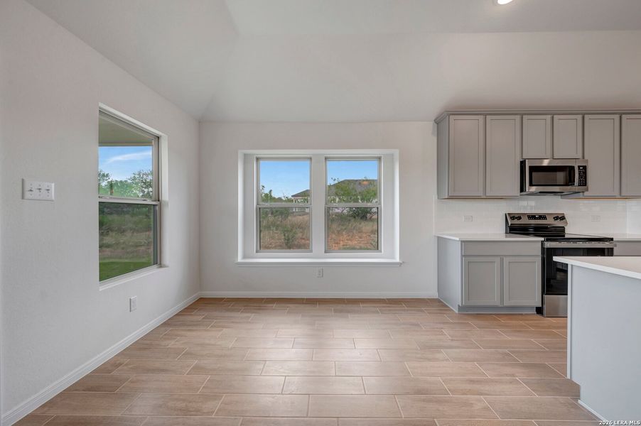 Spacious, unfurnished interior of a new home in Chaparral Ranch, Floresville (Image 33).
