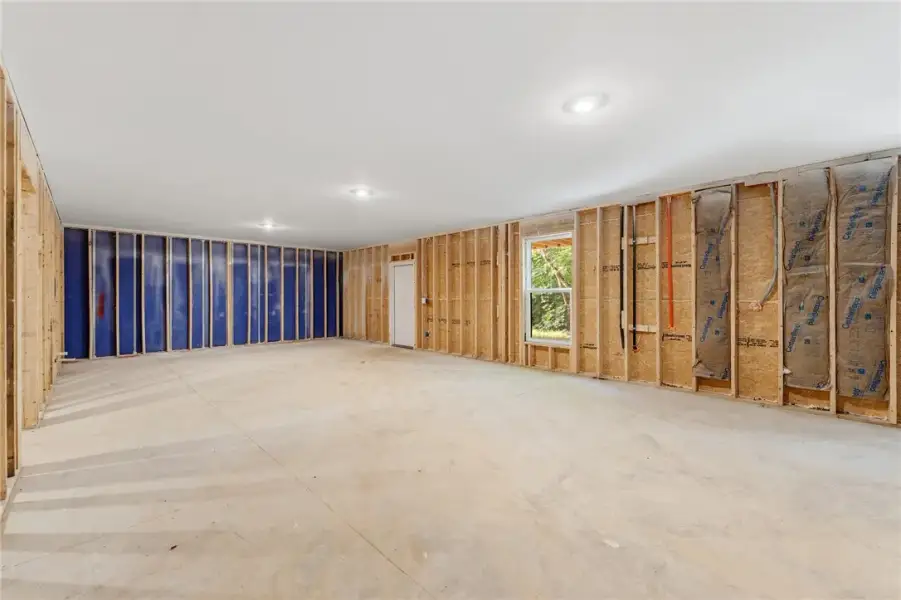 Has plumbing for mini kitchen and full bathroom. R Has plumbing for mini kitchen and full bathroom. R