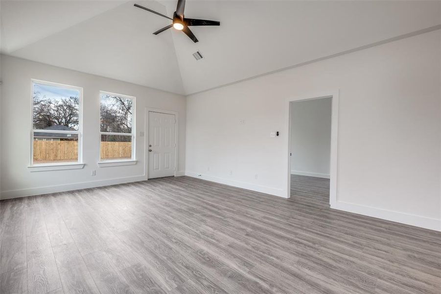 Spacious, unfurnished interior of a new home in , Dallas (Image 24).