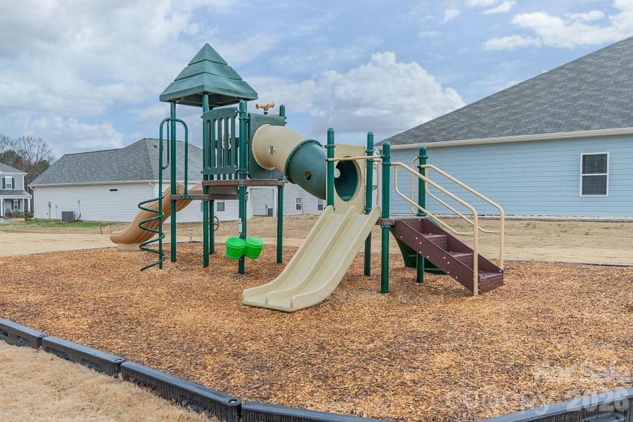 Community amenities in Pine Bluff, Midland (Image 8).