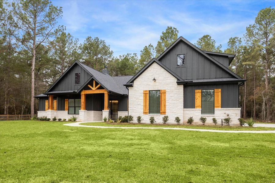 THE PICTURE SHOWN IS NOT THE ACTUAL HOME. TRINITY SIGNATURE HOMES IS BUILDING A SIMILAR FLOOR PLAN.