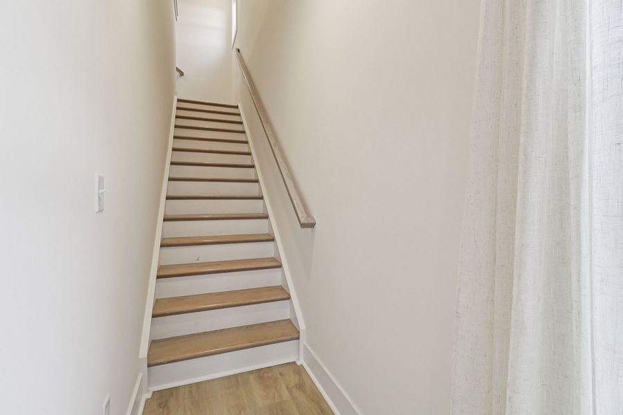 Spacious, unfurnished interior of a new home in Walkers Trail, Lexington (Image 16).