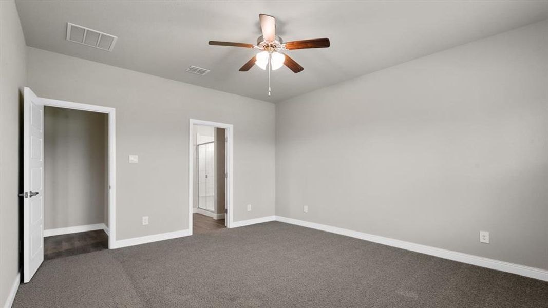 Spacious, unfurnished interior of a new home in Rock Creek Ranch, Fort Worth (Image 20). Spacious, unfurnished interior of a new home in Rock Creek Ranch, Fort Worth (Image 20).