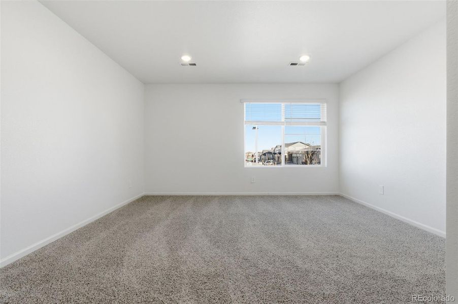 Spacious, unfurnished interior of a new home in , Aurora (Image 9).