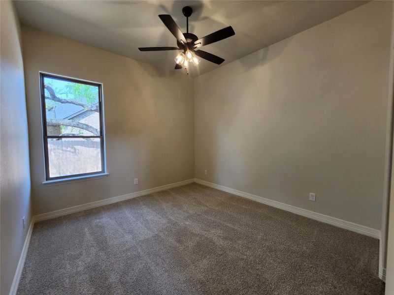 Unfurnished room with carpet and a ceiling fan