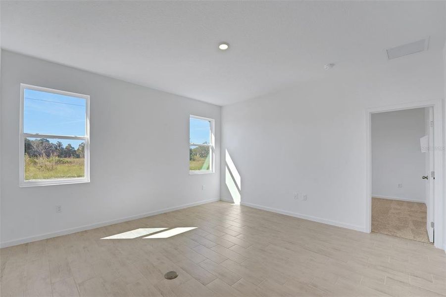 Spacious, unfurnished interior of a new home in Willowbrook North, Winter Haven (Image 28).