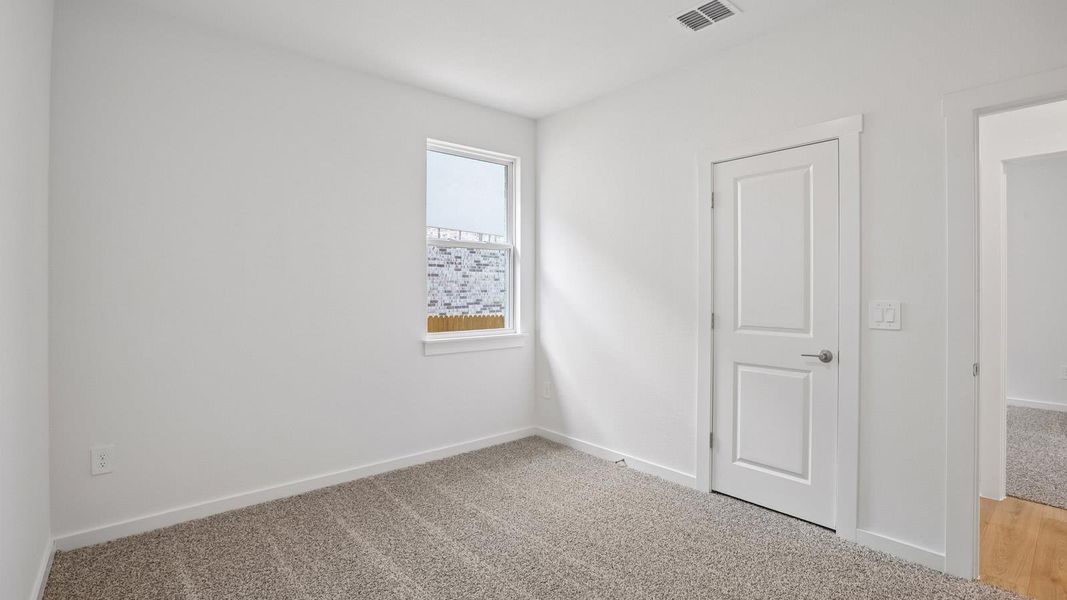 Spacious, unfurnished interior of a new home in Rosenbusch Ranch, Leander (Image 21).