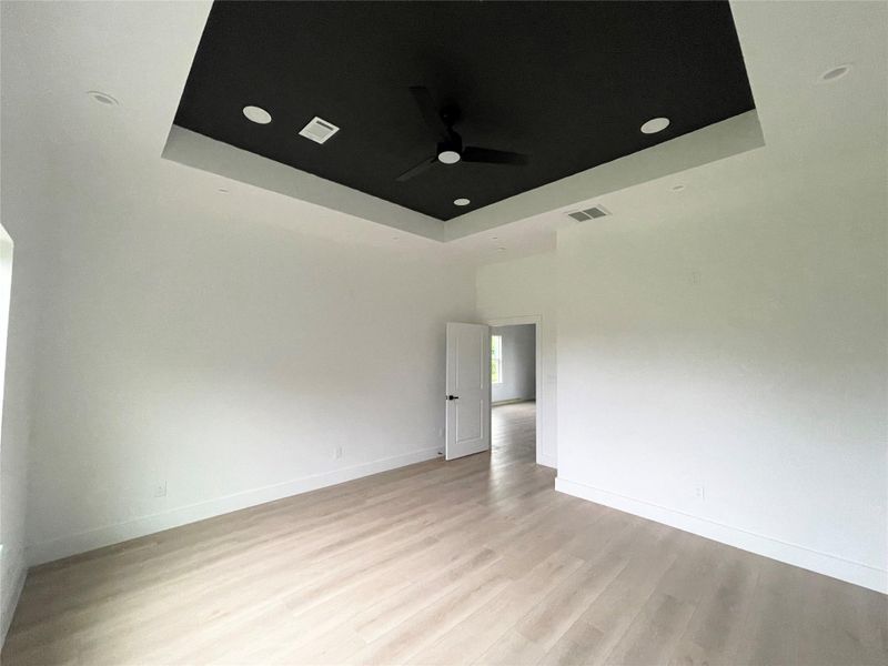 Spacious, unfurnished interior of a new home in , Houston (Image 9).