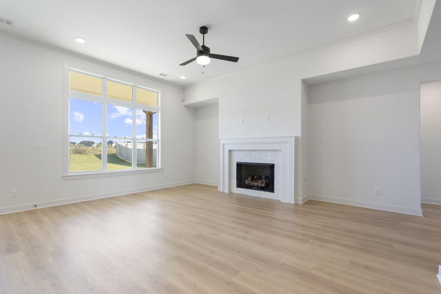 Spacious, unfurnished interior of a new home in White Oak, Arlington (Image 16).