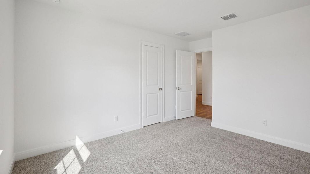 Spacious, unfurnished interior of a new home in Railhead, Cedar Creek (Image 18).