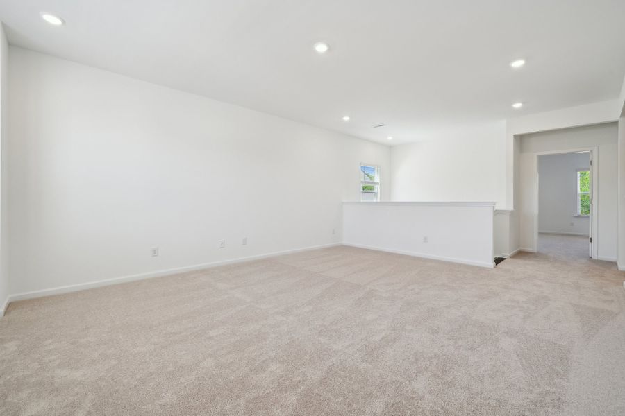 Spacious, unfurnished interior of a new home in The Coves on Lake Wylie, Charlotte (Image 16).