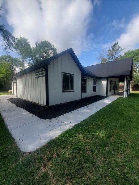 FRONT LEFT SIDE OF THE HOME LEADING FROM GARAGE/ DRIVEWAY TO THE FRONT DOOR. FRONT LEFT SIDE OF THE HOME LEADING FROM GARAGE/ DRIVEWAY TO THE FRONT DOOR.