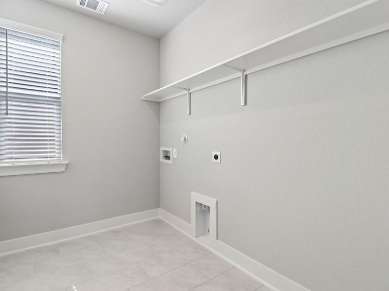 Spacious, unfurnished interior of a new home in Sagebrooke - Premier Series, San Antonio (Image 15).
