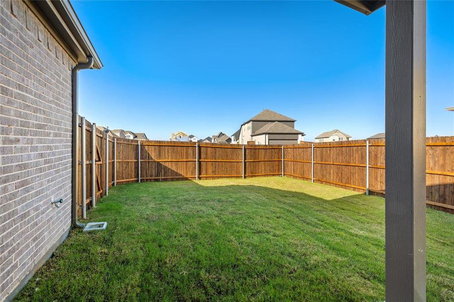 Exterior details and patio area of a home in Edgewater, Fate (Image 19).
