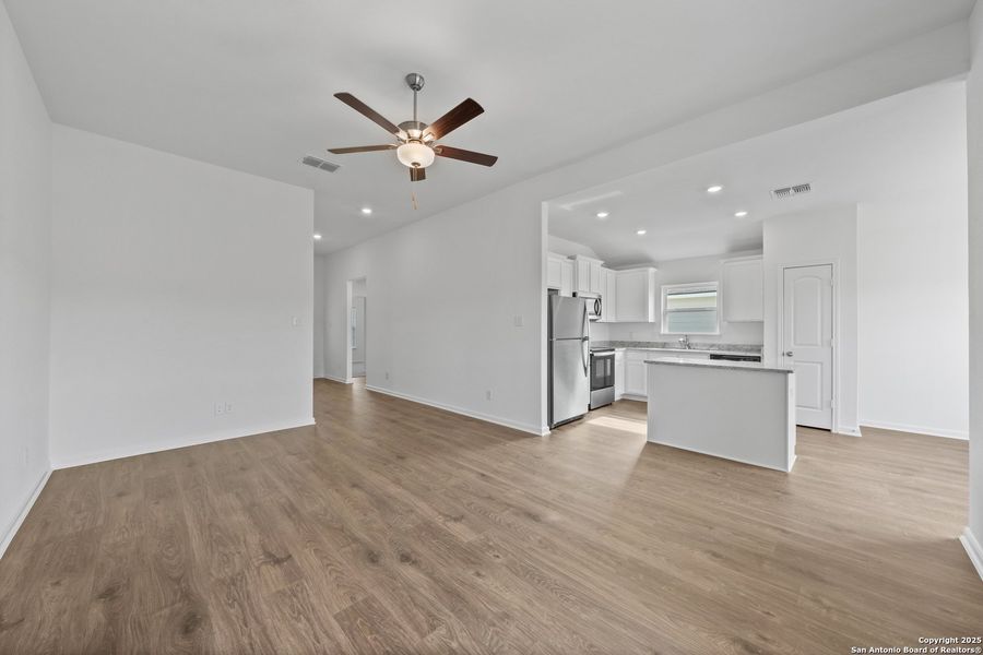 Spacious, unfurnished interior of a new home in Rosewood Estates, Lytle (Image 19).
