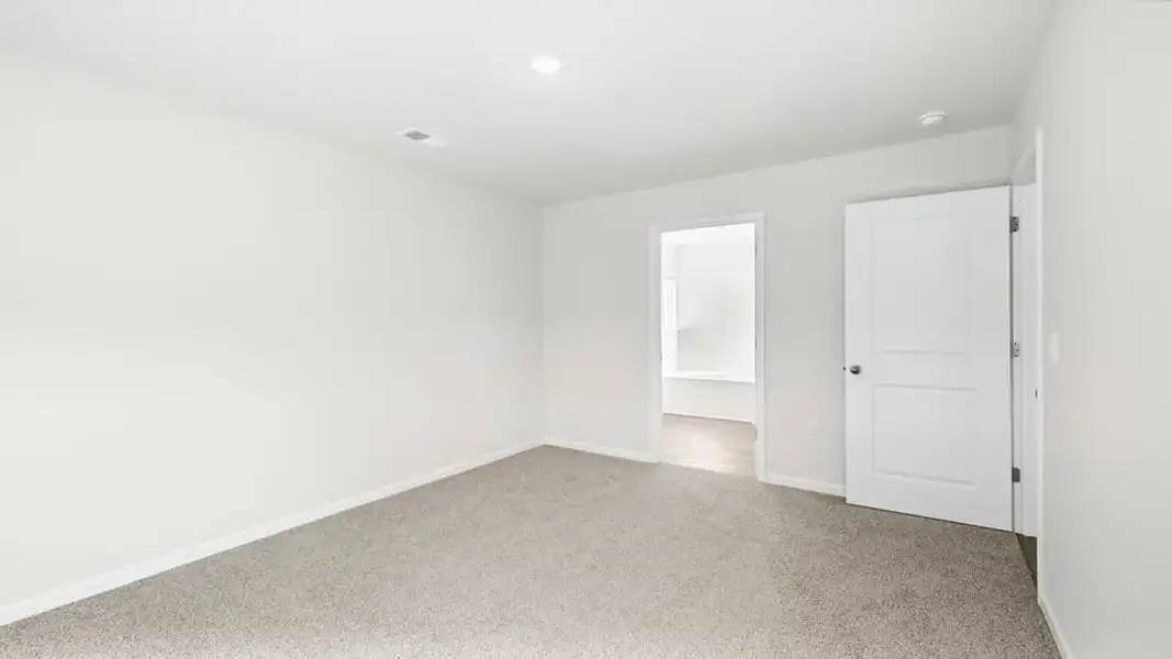 Spacious, unfurnished interior of a new home in Reedy Fork Place, Seneca (Image 29).