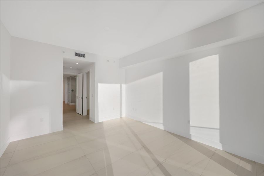 Spacious, unfurnished interior of a new home in , Fort Lauderdale (Image 26).
