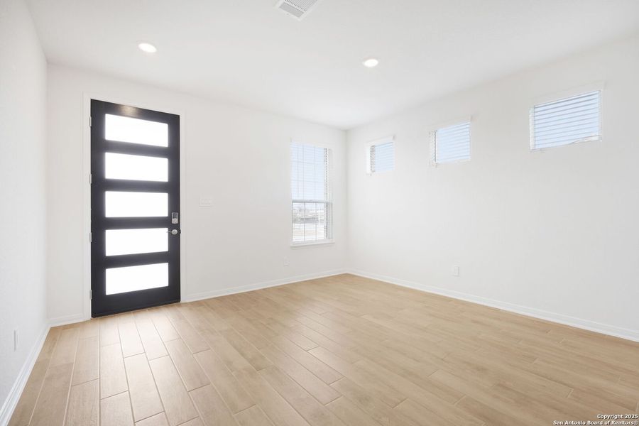 Spacious, unfurnished interior of a new home in Carmel Ranch, Schertz (Image 38).