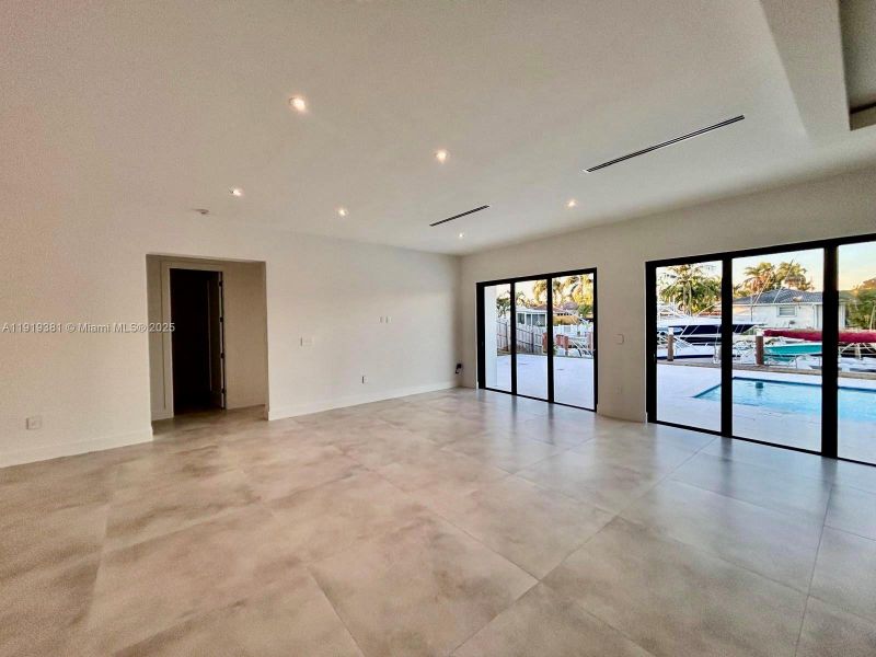 Spacious, unfurnished interior of a new home in , Deerfield Beach (Image 12).