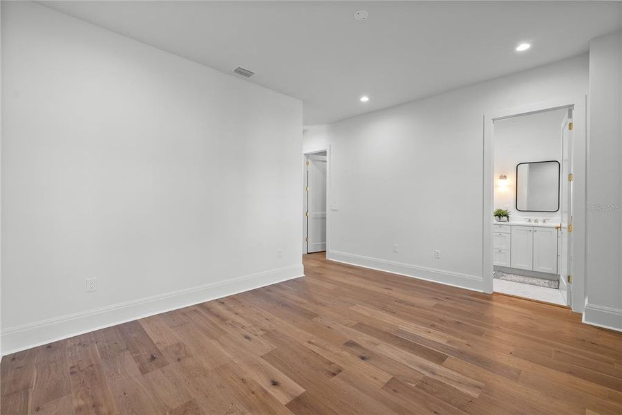 Spacious, unfurnished interior of a new home in , Tampa (Image 49).