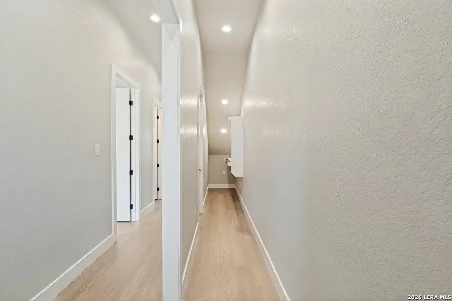Spacious, unfurnished interior of a new home in , Canyon Lake (Image 20).