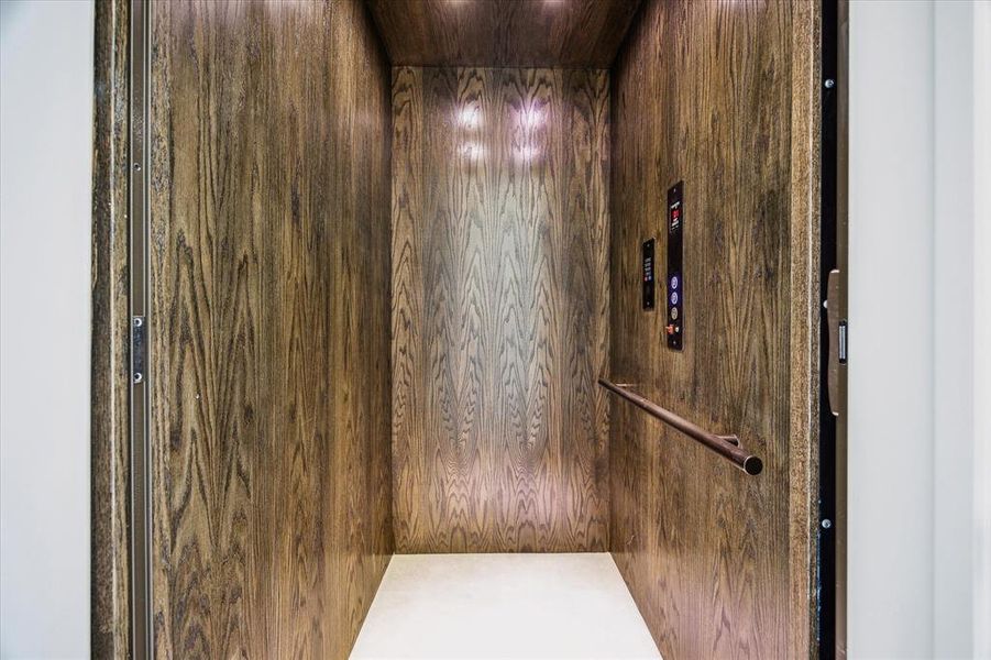 The Inclinator elevator provides convenient access to both levels of the home, with a 1000 lbs. capacity, a white oak interior, and dimensions of 48” x 40 ¼”.