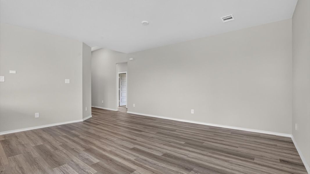 Spacious, unfurnished interior of a new home in Saratoga, Granbury (Image 12).