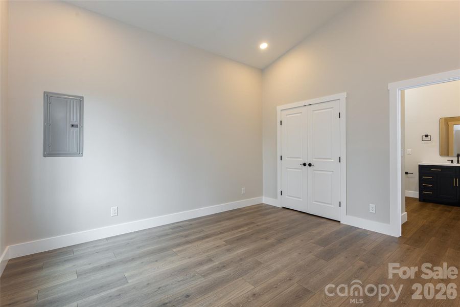 Left Wing-Spacious 1 bedroom home