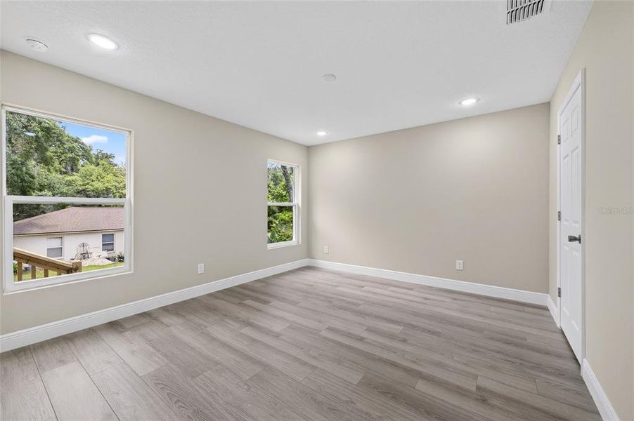 Spacious, unfurnished interior of a new home in , Orange City (Image 23).
